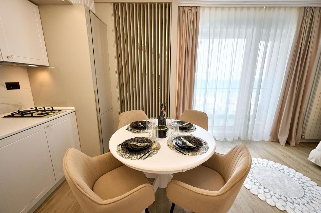 Seaview Luxury Studio In Infinity Beach Resort Mamaia Bagian luar foto